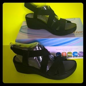 Easy motion by easy street stretch sandals 8.5
